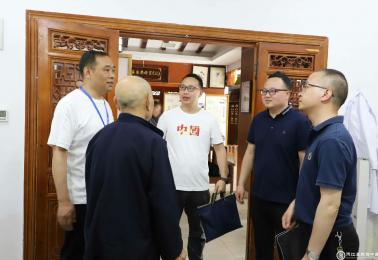 镇远县卫健系统到德江县民族中医院参观交流