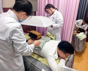 歌手郭少杰体验德江民族中医院中医特色疗法 贵州音乐时光舞台盛赞中医药魅力