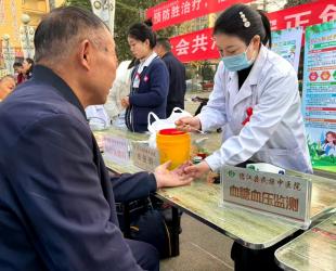 【义诊活动】德江县民族中医院成功开展2025年“世界艾滋病日”主题活动